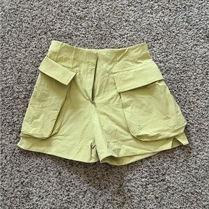 Lululemon Relaxed-Fit Super-High-Rise Cargo Short 4"